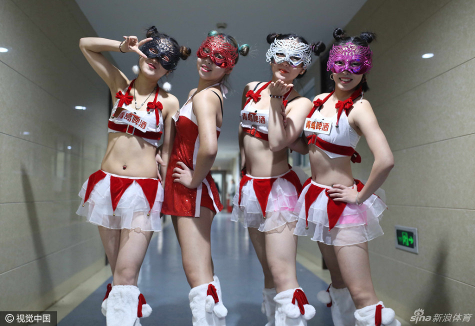 宝贝红色诱惑低身热舞，蓄势待发，眼神撩人