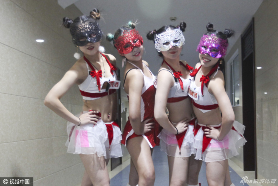 圣诞老人助阵，倒地热舞红色诱惑，欢乐定格