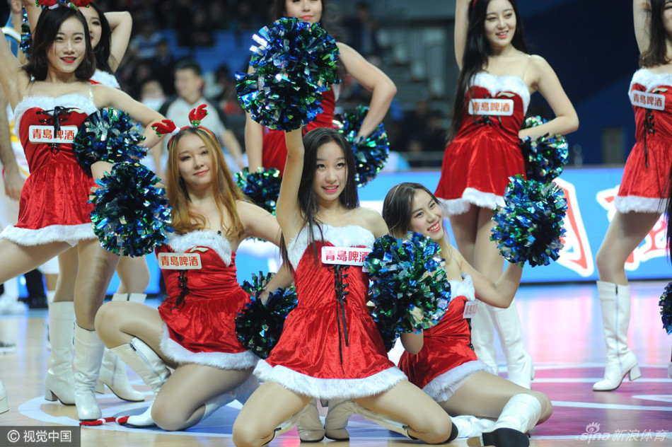 四姐妹大展身姿，眉清目秀，轻盈笑容感染力十足