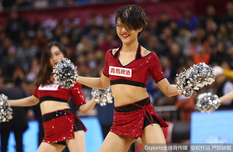 聚焦宝贝们的甜美特写，她们头戴俏皮的圣诞发饰，举手投足间散发着青春活力，成为赛场边最动人的风景线。