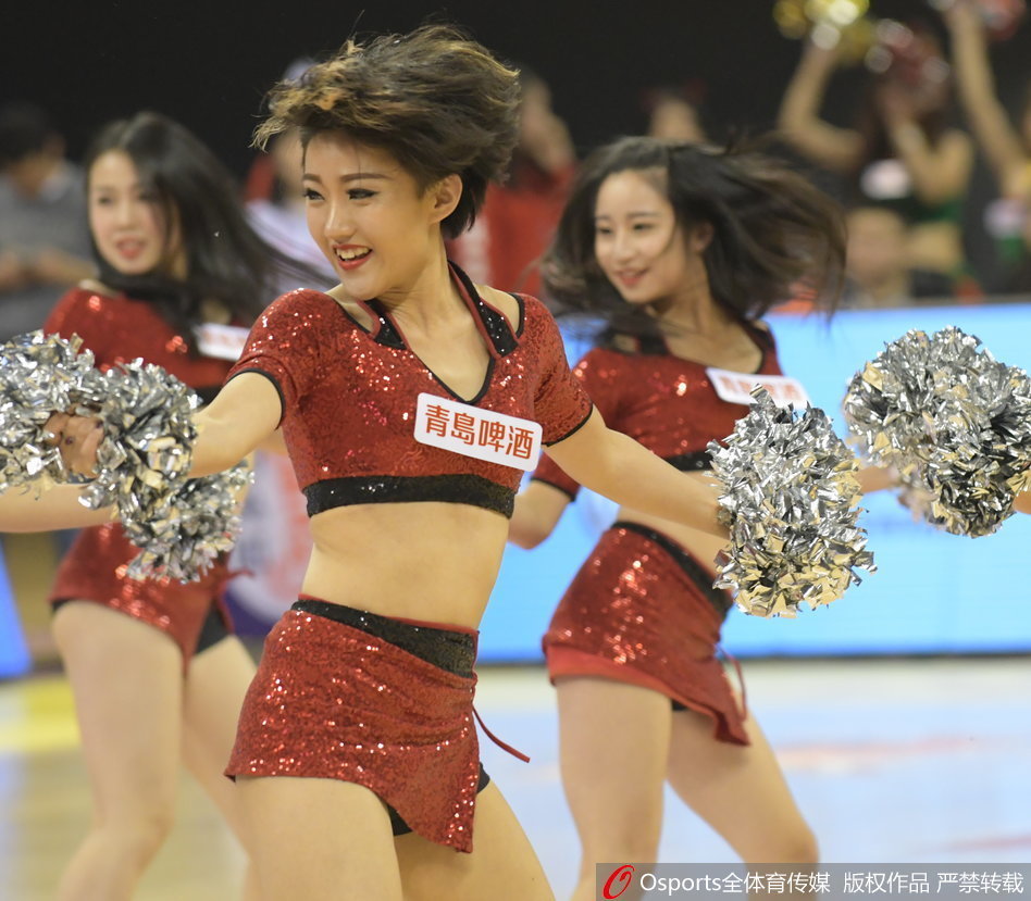 宝贝们变换队形，大秀整齐划一的舞步，修长美腿在红色短裙的映衬下格外吸睛，动感舞姿引爆全场热情。