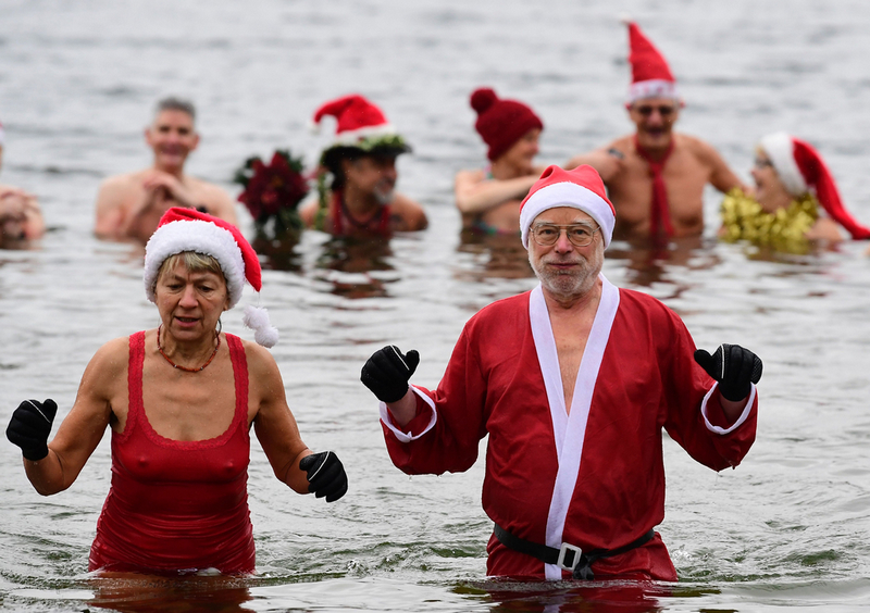 真冷！德国游泳俱乐部庆圣诞 成员扮圣诞老人冬泳现场组图