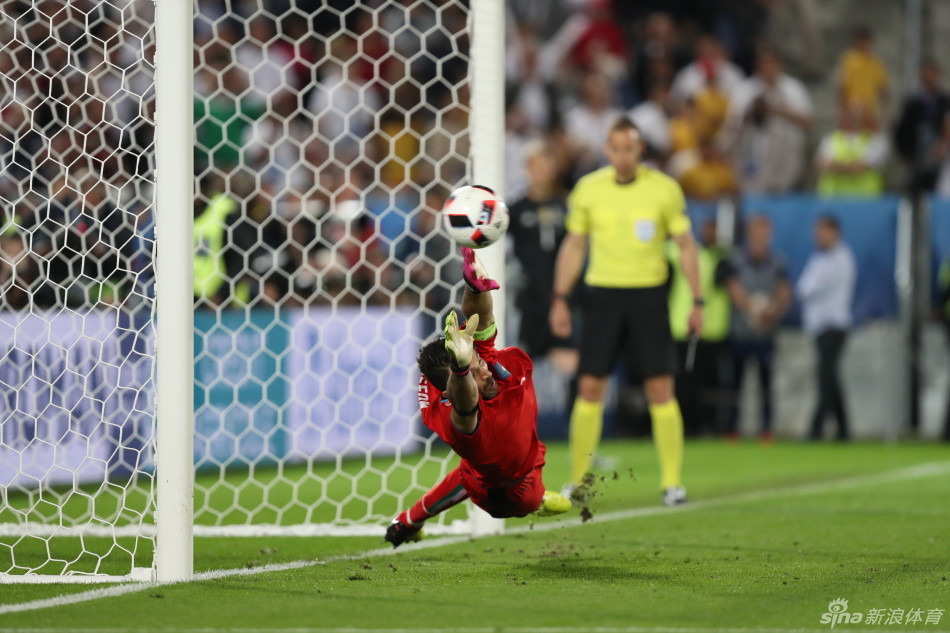 6月，欧洲杯，全世界球迷享受这个夏天足球盛宴的时刻，23个比赛日，23场现场采访，场内个队厮杀，场外暴力不断，冰岛的意志鼓励着我们，见证葡萄牙的夺冠。