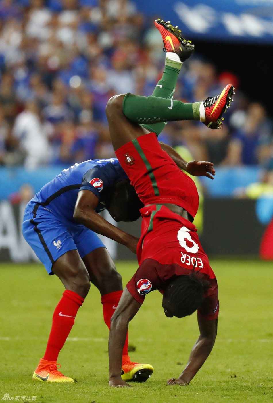 6月，欧洲杯，全世界球迷享受这个夏天足球盛宴的时刻，23个比赛日，23场现场采访，场内个队厮杀，场外暴力不断，冰岛的意志鼓励着我们，见证葡萄牙的夺冠。