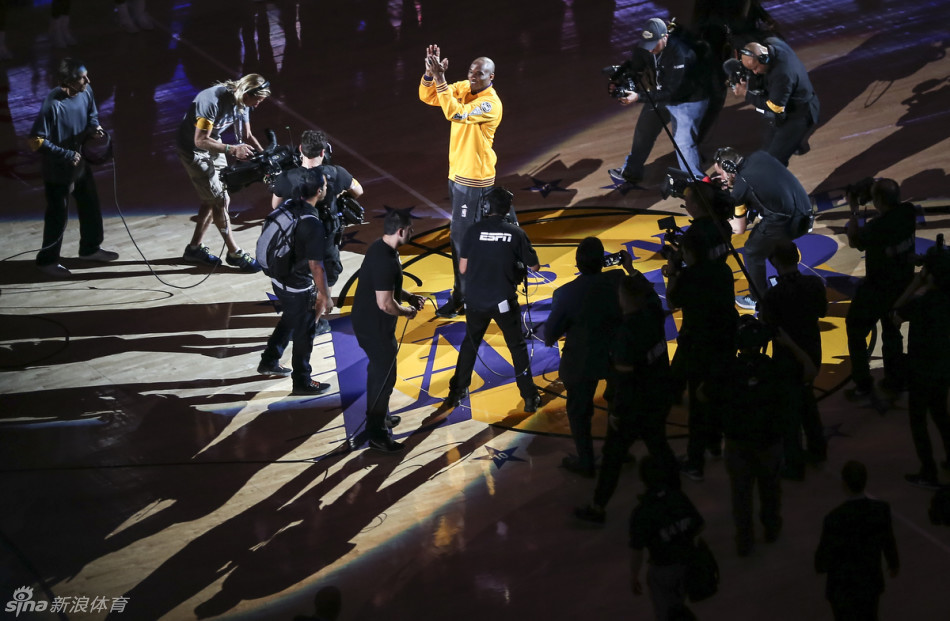 4月，中超赛场接到电话第二天就要去美国，科比退役……，13个小时后抵达LA，这就是工作。