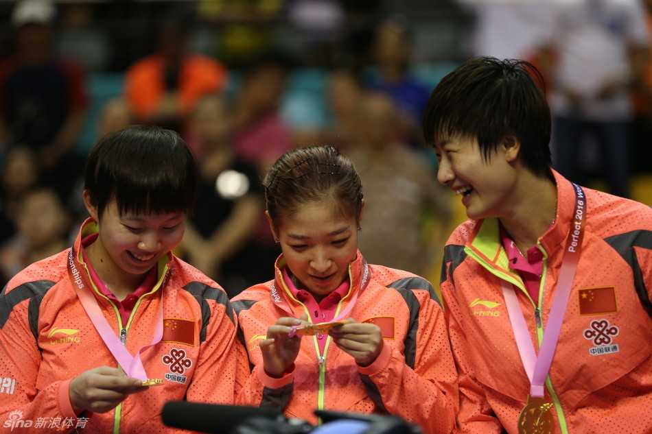 3月，闷热潮湿的吉隆坡，迎来乒乓球团体世锦赛，志在必得中国队没有丝毫放松，然而赛事的一开始就让大家虚惊一场，发布会现场的隔离墙离奇的倒塌，这也许是噩梦的开始，即将结束前我和小薇分别受伤……