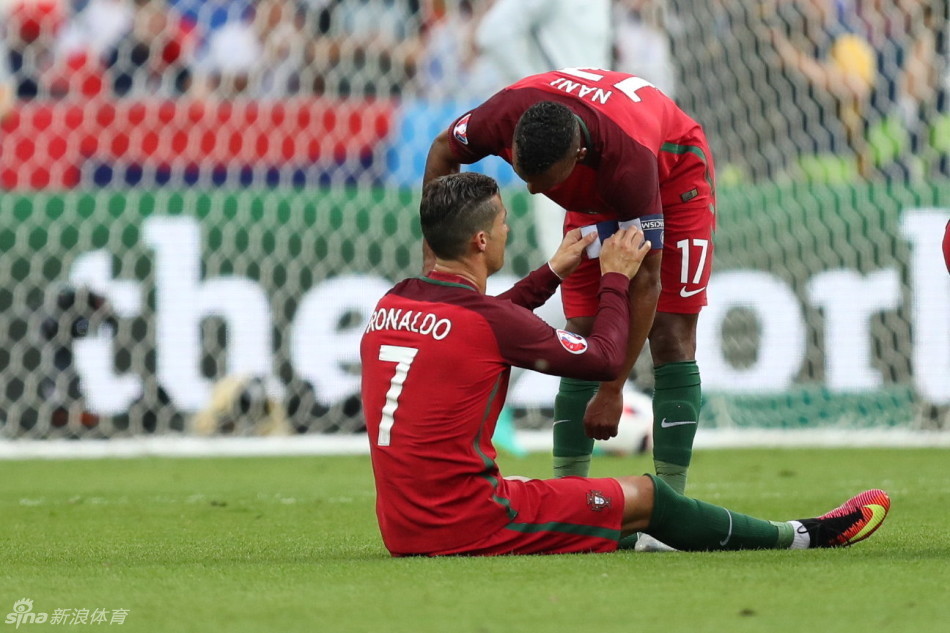 6月，欧洲杯，全世界球迷享受这个夏天足球盛宴的时刻，23个比赛日，23场现场采访，场内个队厮杀，场外暴力不断，冰岛的意志鼓励着我们，见证葡萄牙的夺冠。