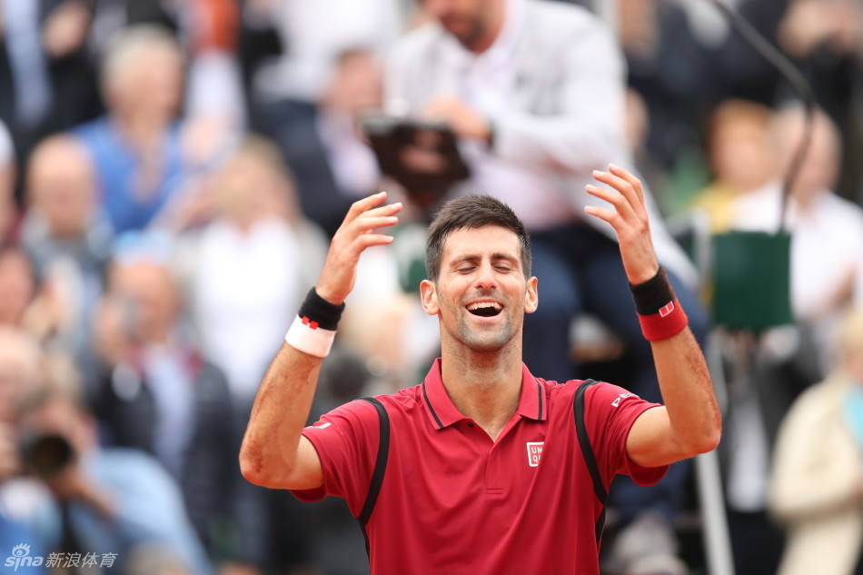 21号，启程法国开始法网报道，第一次来到红土场地，除了激动就是兴奋，第一天我就爱上了吃土因为我一直在地沟里拍摄。