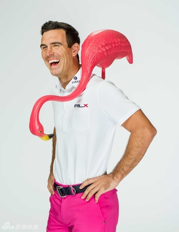 美国队核心成员乔丹·斯皮思在莱德杯赛场上全神贯注，准备关键一击，脸上写满了对胜利的渴望。