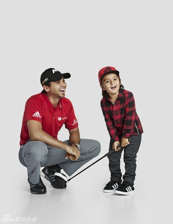 美国名将菲尔·米克尔森在果岭边露出标志性的笑容，与球迷亲切互动，展现其亲民魅力。