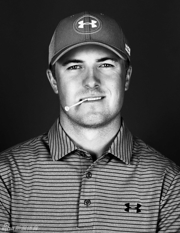 南非名将路易·乌修仁正在审视球道，他沉稳的姿态和专注的眼神，是职业球员赛场风范的典型体现。