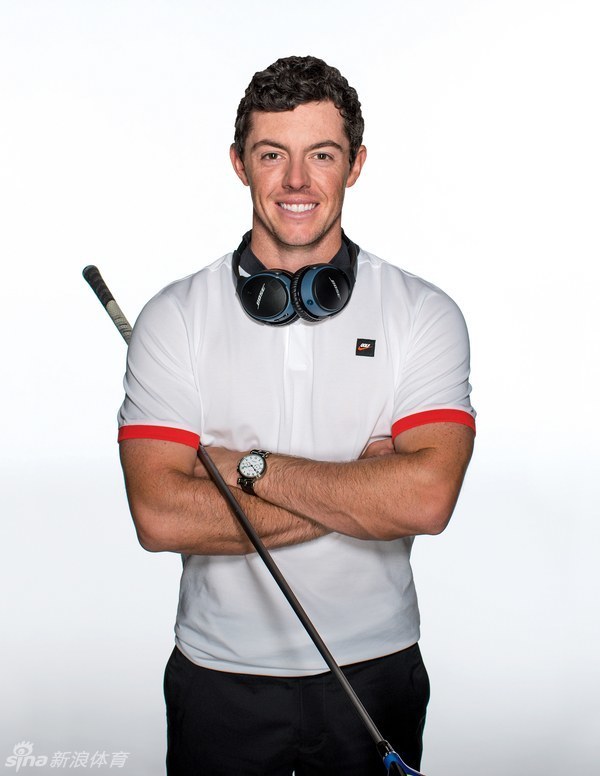 高尔夫球坛的知名人士与伴侣在活动现场合影，优雅的着装与融洽的氛围，彰显了这项运动特有的社交与文化气息。