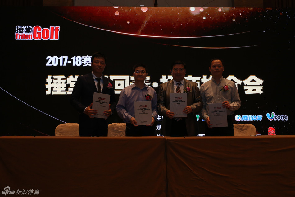 推介会晚宴上各界人士举杯共祝赛事圆满成功