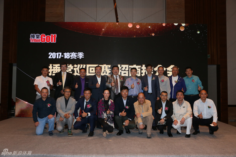 推介会现场主办方正与合作伙伴签署战略协议