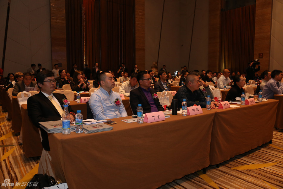 现场展示的捶堂巡回赛金色奖杯与赛事标识熠熠生辉