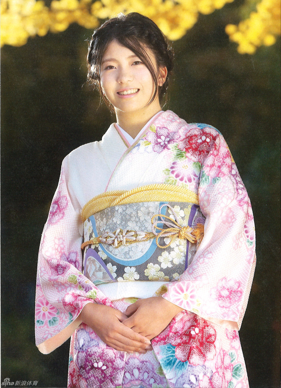 高尔夫球场背景下，新生代球手展现从容微笑与专业姿态，洋溢着自信的青春气息