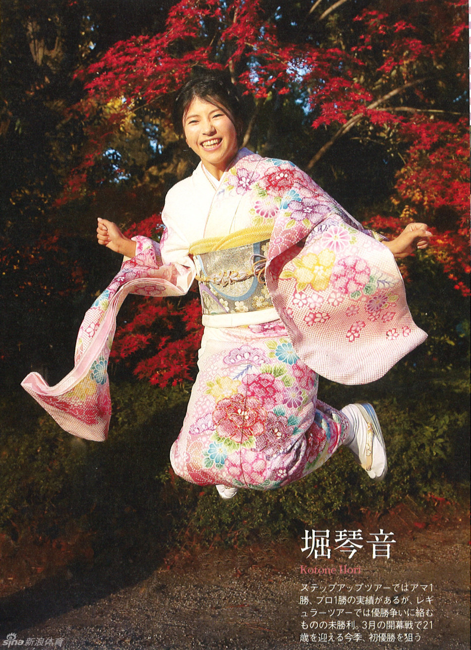 堀琴音身着优雅运动装，于球场边自信凝视前方，展现新生代球手的专注与决心