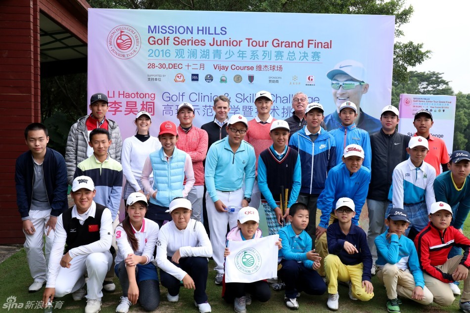 李昊桐面带亲切笑容，弯腰与一位获得技术挑战赛冠军的10岁小女孩金到贤合影，并竖起大拇指为她点赞。