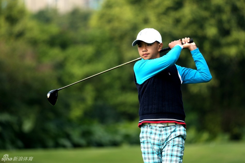 李昊桐与所有参加活动的小球员们的大合影，他站在孩子们中间，手搭在身旁少年的肩上，笑容灿烂，宛如一个大家庭。