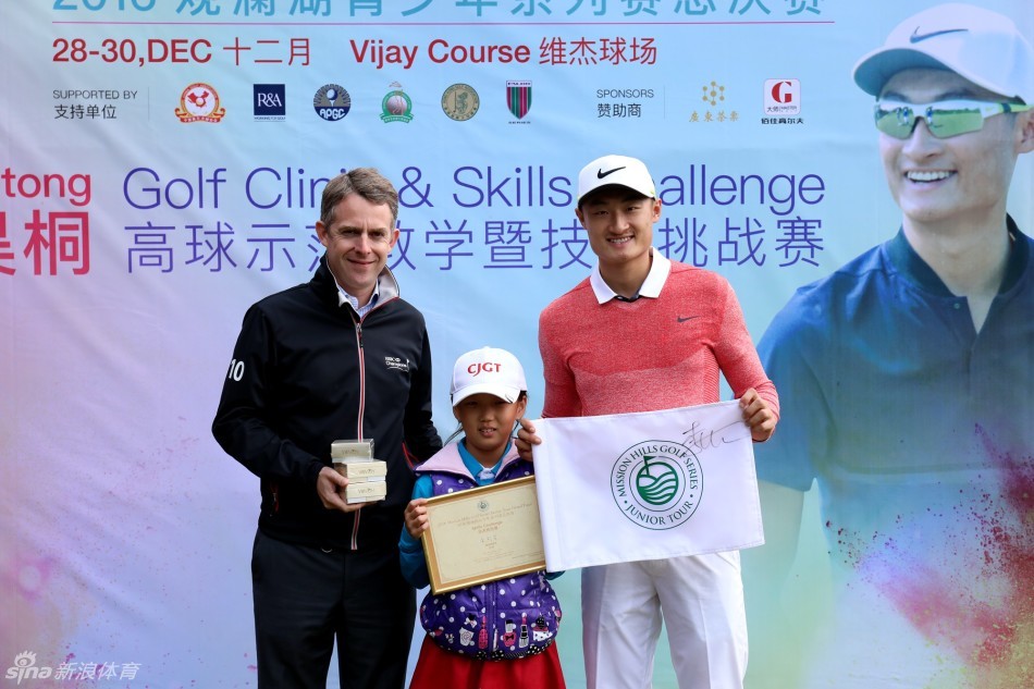 李昊桐在室内，正认真地向围坐的参赛选手们讲解战术或策略，小球员们聚精会神地聆听。