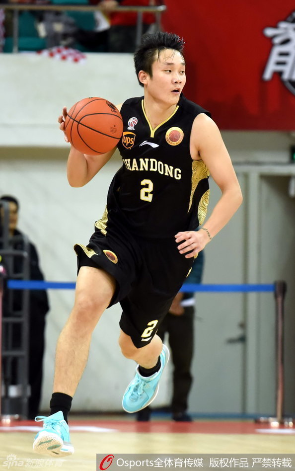 弗雷戴特出手三分瞬间，篮球在空中划过美妙弧线，这位上海队的得分机器眼神坚毅。