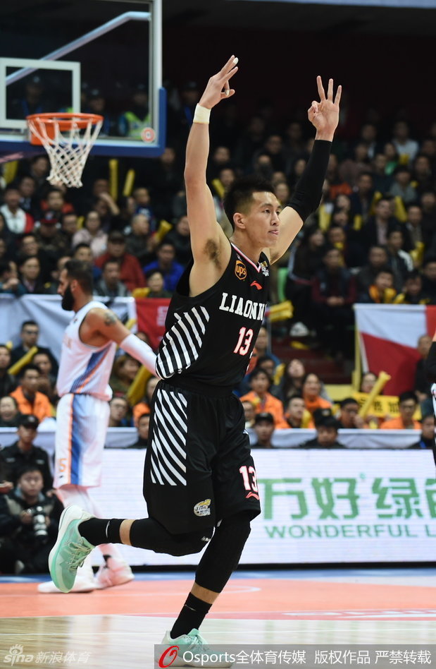 马布里运球突破，脸上写满了坚韧与不屈，这位北京队的灵魂人物再次荣膺票王瞬间。