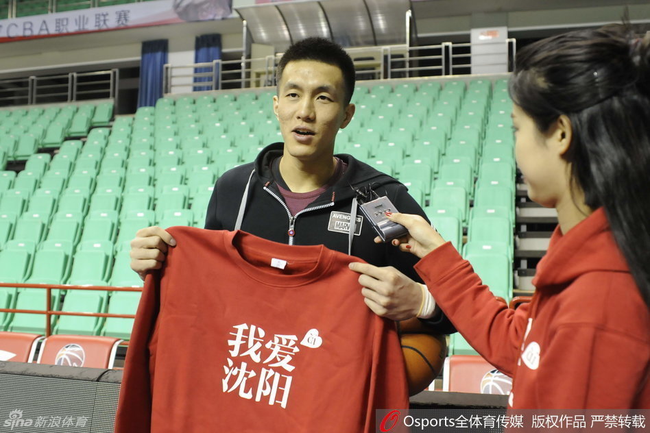 郭艾伦在拍摄间隙紧紧将篮球抱在怀中,脸上露出顽童般的笑容,仿佛手中的篮球就是他的新年礼物,那份发自内心的热爱感染了在场所有人。