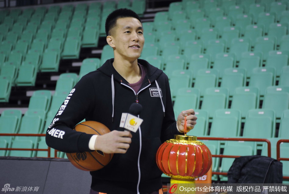 主教练郭士强指导面带慈祥的微笑,通过镜头向远方的球迷传递着新年的祝福,那份儒雅与坚定,是这支球队的定海神针。