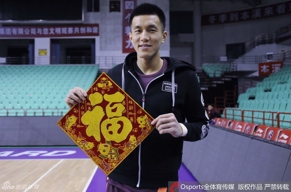 中锋韩德君摆出一个略显憨厚的姿势,巨大的身材配上他那呆萌的表情,形成了强烈的反差萌,让人忍不住心生喜爱。