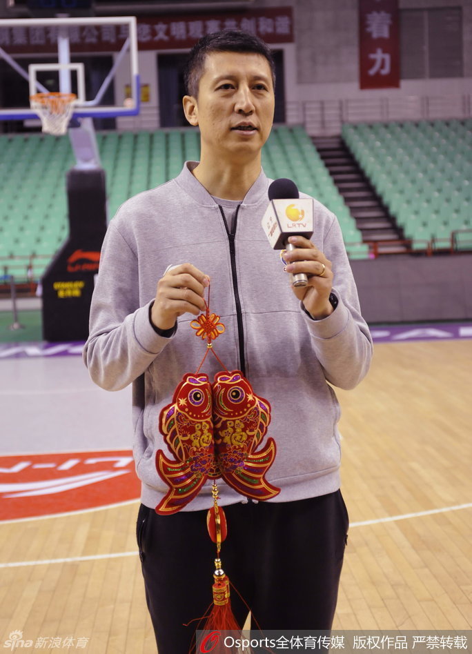 外援兰多夫在拍摄全家福时像个好奇的孩子,四处打量着充满中国传统文化元素的背景板,这位白魔兽对在中国的新年充满了新奇感。