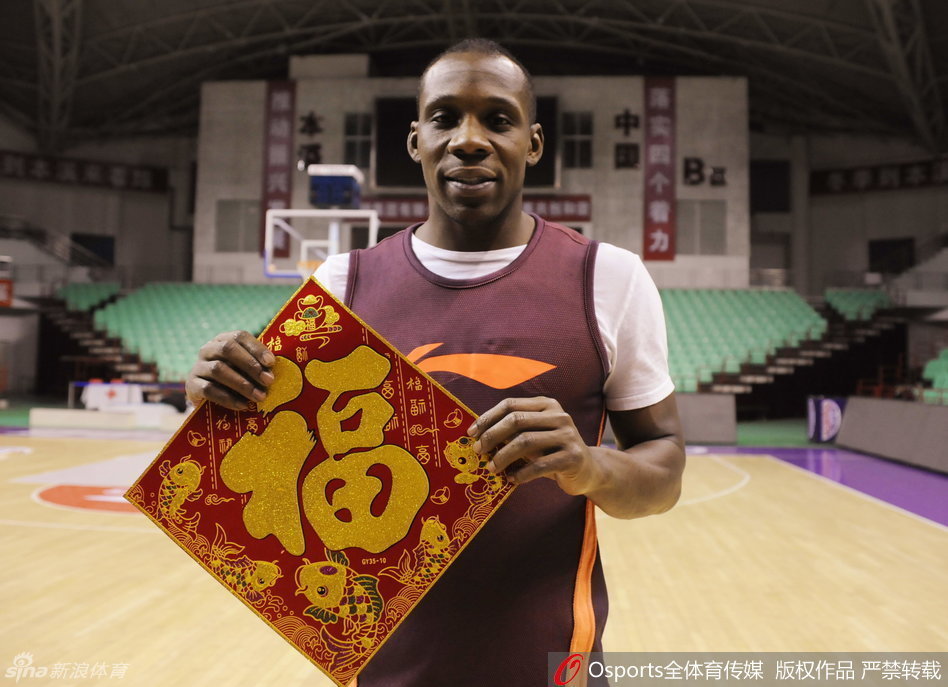 帅气逼人的赵继伟手持福字,即使是在欢乐的节日合影中,他那双锐利的眼睛依然透着少年老成的沉稳与睿智。