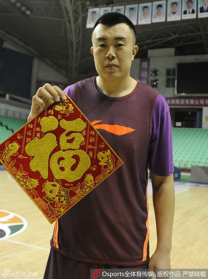 辽宁男篮全家福上每个人都笑容满面,节日气息浓厚,这张照片定格了2016年岁末这支团结之师最温馨、最喜庆的瞬间。