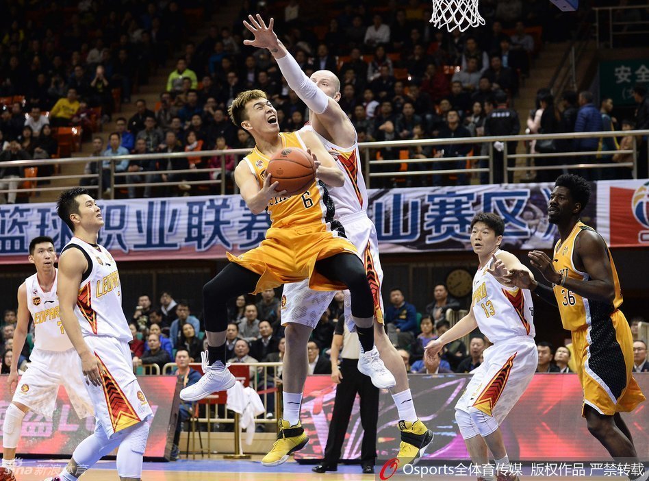 富兰克林在两人围堵的缝隙中强行突破,如同猎豹般杀向深圳腹地