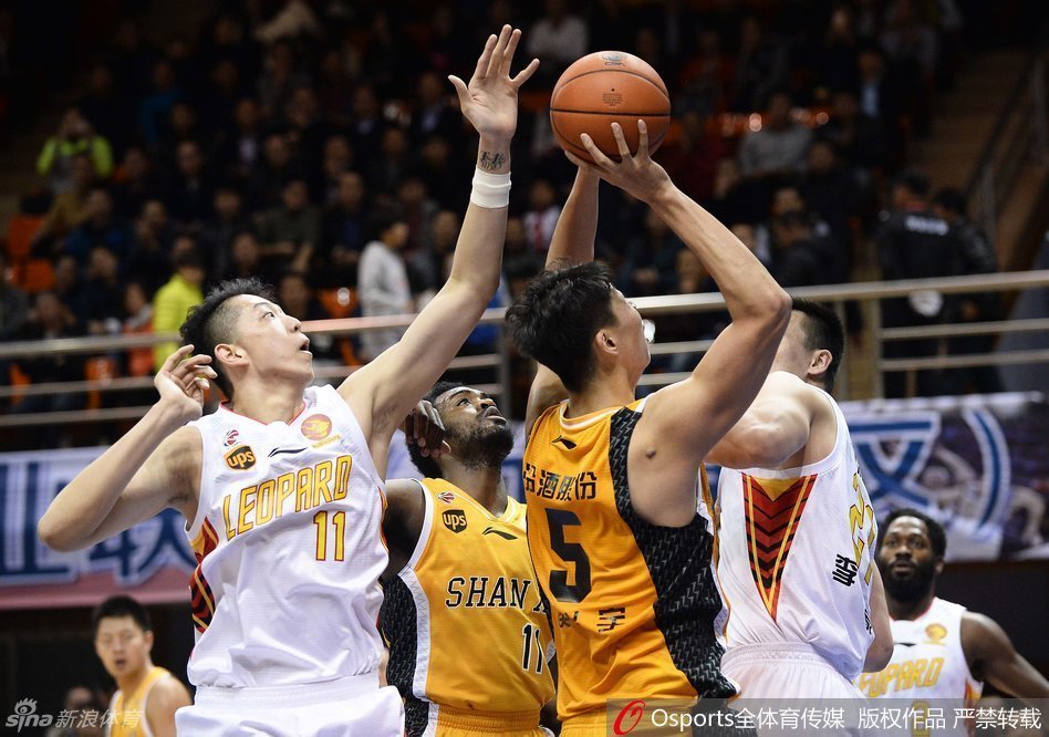 沈梓捷飞身跃起,长臂伸展犹如大鸟封天,将对手的上篮狠狠拒绝于篮筐之外