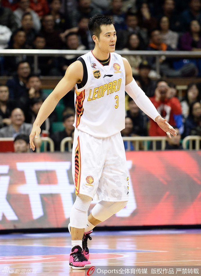 李慕豪如大鹏展翅般腾空而起,双手将球狠狠砸进篮筐,对手只能仰望叹息