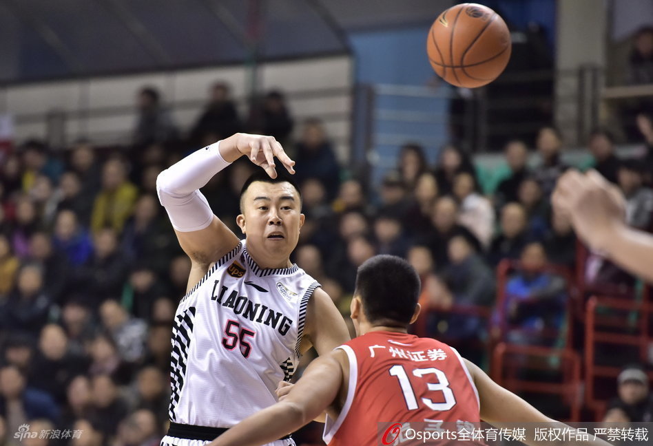 在严密防守下,哈德森如蛟龙出海,在空中对抗后失去平衡,依然凭借超强核心力量将球高难度挑入篮筐,瞬间点燃客场替补席。