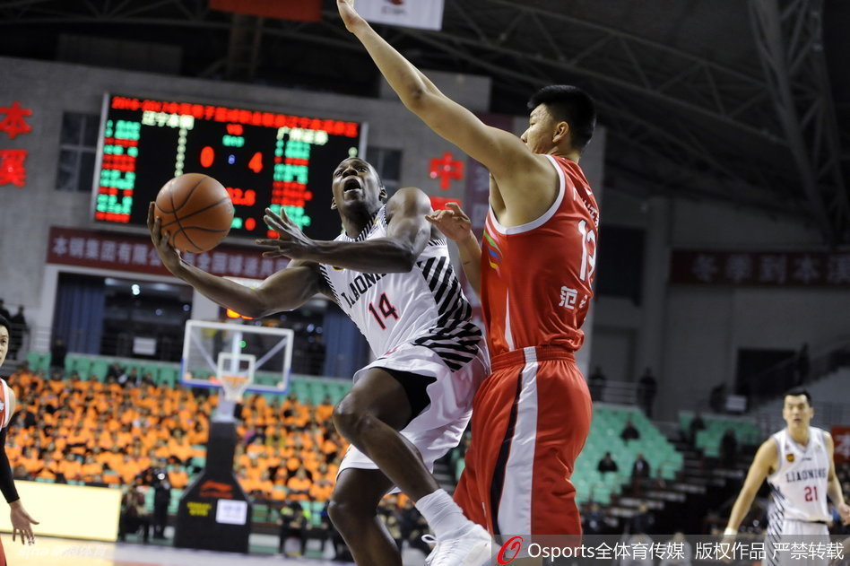 哈德森面对防守尖兵,使出了招牌的后仰跳投,身体在空中微微倾斜,手腕轻柔一抖,篮球划出一道彩虹,精准贯穿网心。