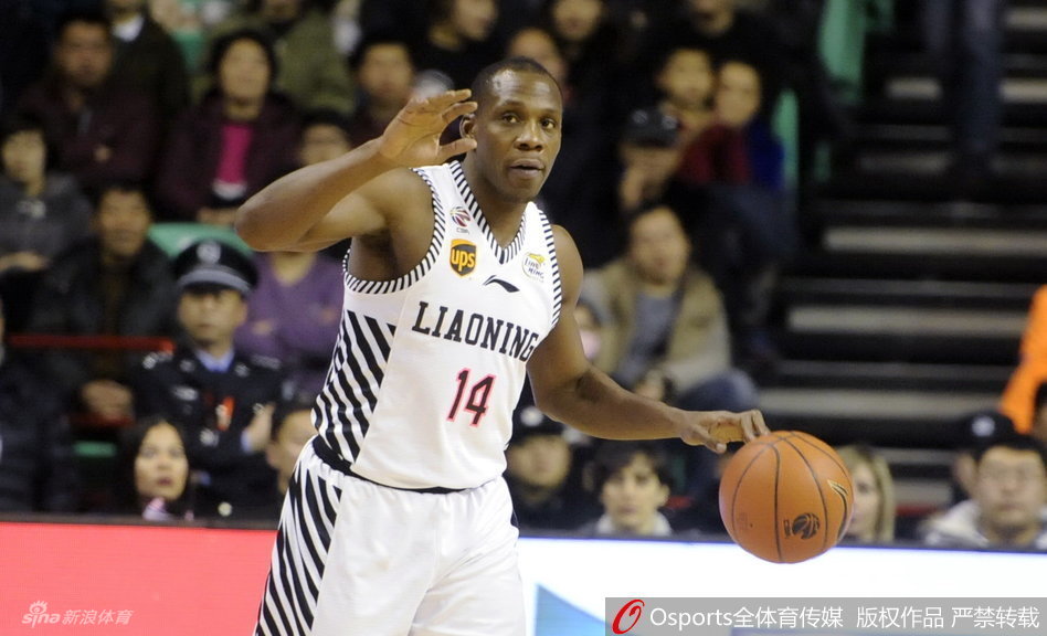 队长杨鸣持球快速突破,他身姿飘逸如同画中走出的侠客,眼神却如猎鹰般犀利,一个加速便将防守者甩在身后,直捣黄龙。