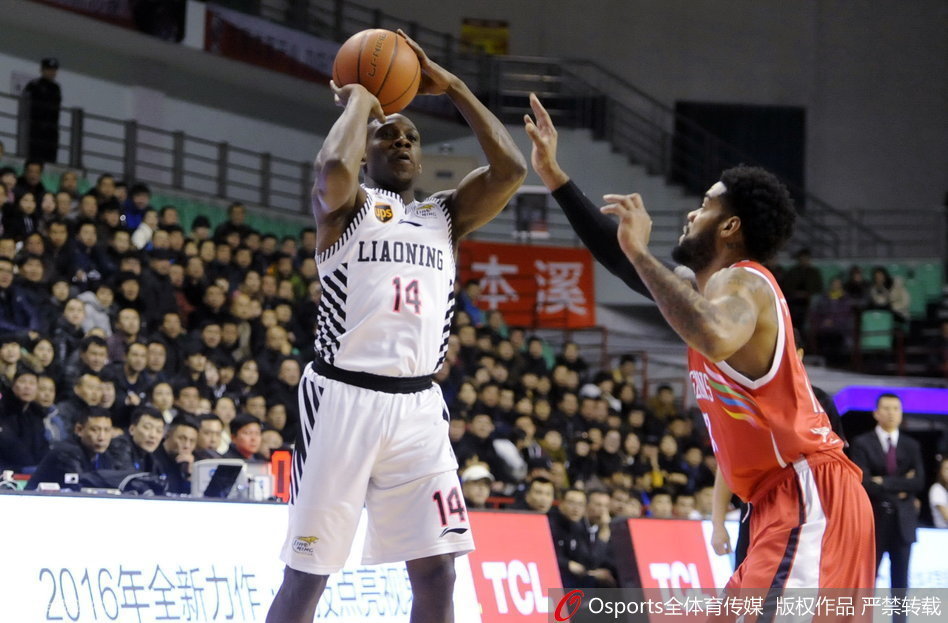 在巨人林立的内线,赵继伟如同一道灵动的闪电,他利用节奏变化闪开封堵,在空中与防守悍将对抗后,依然稳稳将球放入篮筐。