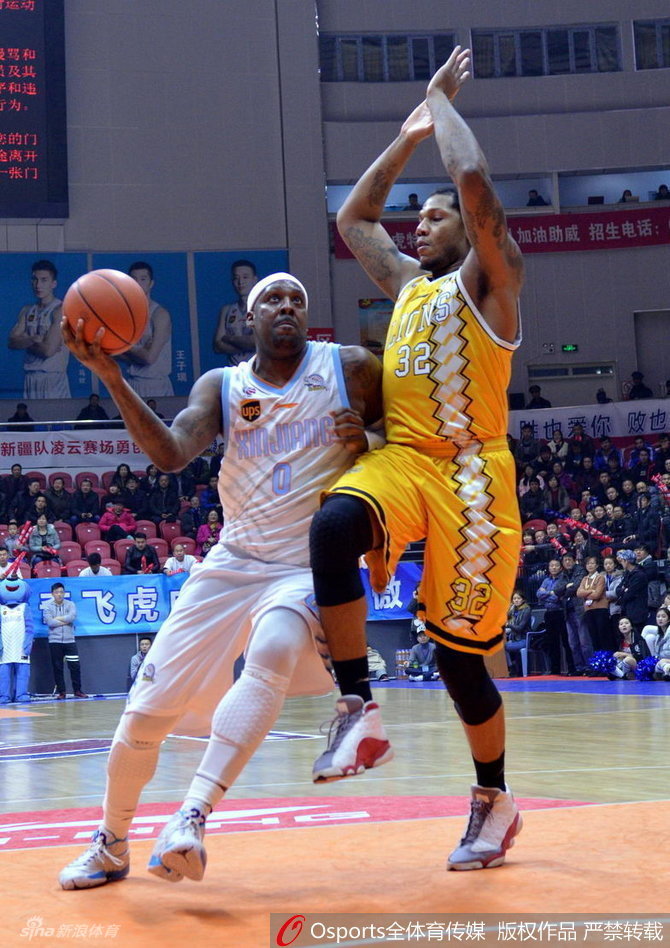 广厦发动机福特森如旋风般杀入敌阵,在新疆队三名防守球员的合围下强行突破,尽管身形受阻,但他依然奋力将球抛向篮筐,眼神中充满了不屈的斗志。