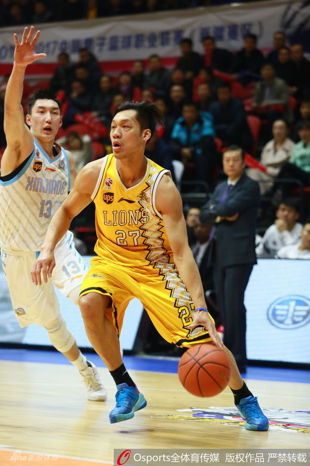 新疆队长周琦在篮下展现恐怖统治力,他伸直长臂在胡金秋头上摘下关键篮板,落地后立即二次起跳,双手将球狠狠灌入篮筐,点燃了全场的气氛。