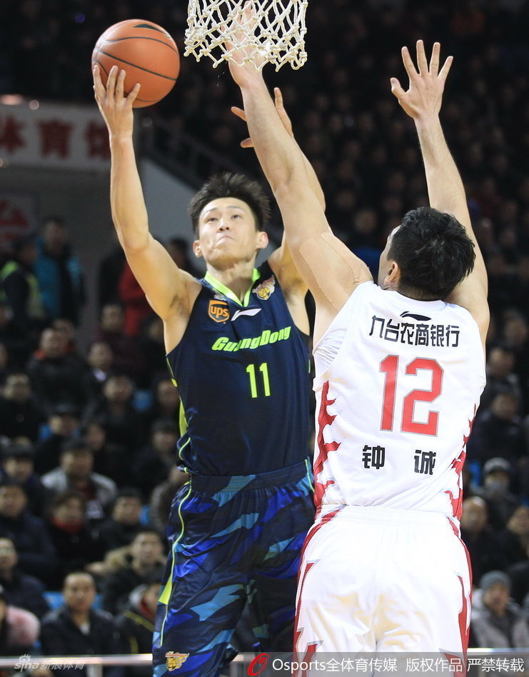 篮下众人手臂交织，易建联与对手奋力拼抢篮板，肌肉碰撞声仿佛穿透画面