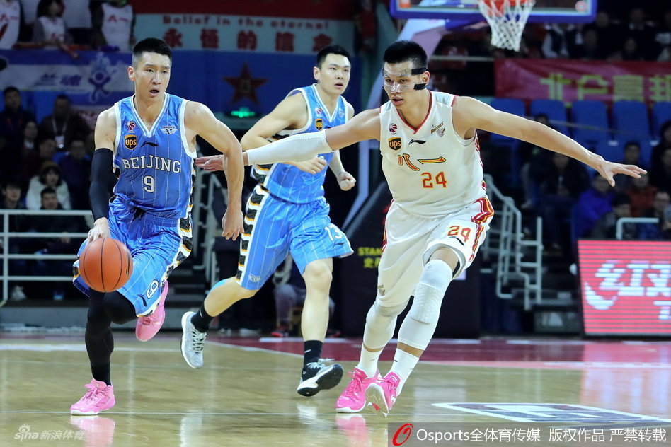 孙悦疾速持球下快攻，如一道黑色闪电引领全场反击浪潮