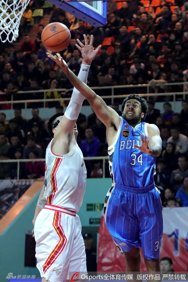 杰瑞特在篮下高高跃起，轻舒猿臂完成一次灵巧的挑篮
