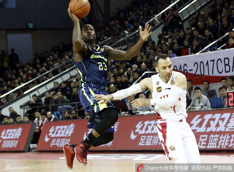 斯隆面对两人包夹毫无惧色，运球强行突破，人缝中寻找生机