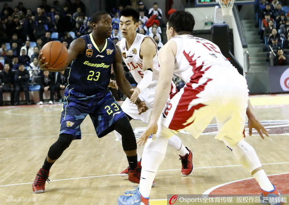 周鹏持球强行突破上篮，身体对抗后依然保持平衡，将球稳稳送出