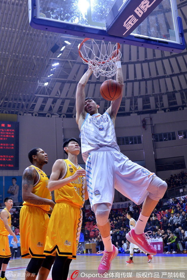 新疆队锋线尖刀可兰白克-马坎如利刃出鞘,在快攻中接队友长传,他甩开所有防守者,眼神坚毅地望向前方,轻盈地将球送进篮筐,完成了一次漂亮的防守反击。