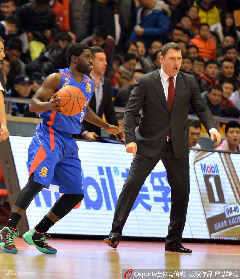 卢伟在接球瞬间被对手贴身紧逼，几乎没有出手空间，但他依然在寻找着那稍纵即逝的投篮机会