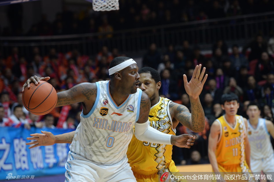 新疆队重型武器布莱切在禁区深处接球,他利用敦实的身躯像坦克般碾压防守,随后轻巧地完成了一记抛投,指尖的柔和手感与刚才的强硬对抗形成鲜明对比。