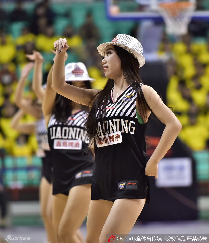 烈焰红裙飞舞，动作撩人，散发着无尽的诱惑与魅力。